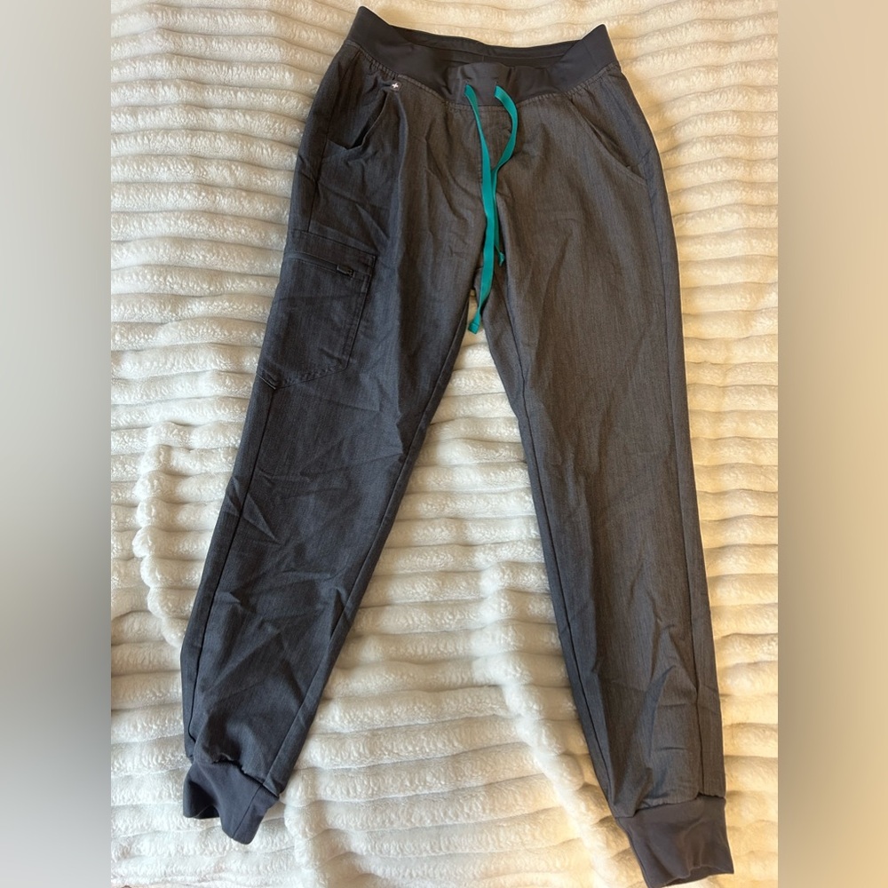 Women’s jogger scrubs